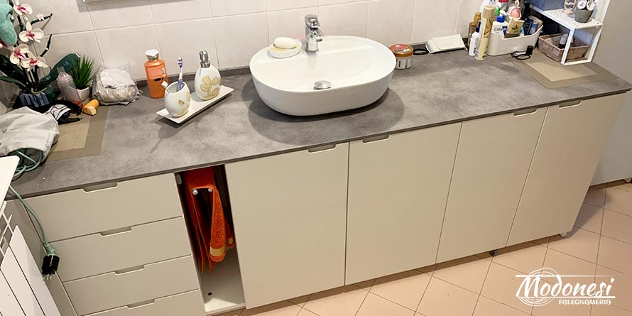 Arredamento Bagno su Misura Milano con Top in HPL Effetto Cemento