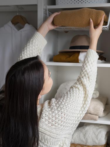 Cabine armadio Milano: arredamento che hai sempre sognato Cabine armadio Milano: donna ripone vestiti
