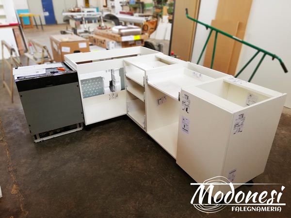 Cucina Angolare Moderna Milano: vista mobile bianco quasi finito