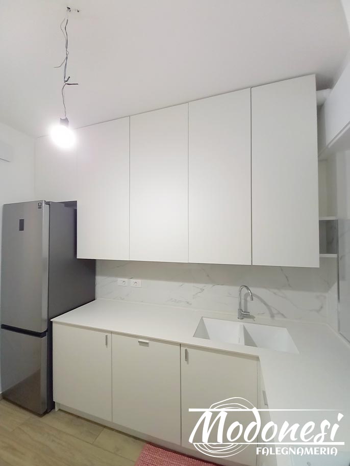 Cucina Angolare Moderna Milano: cucina bianca vista angolare lavandino e frigorifero