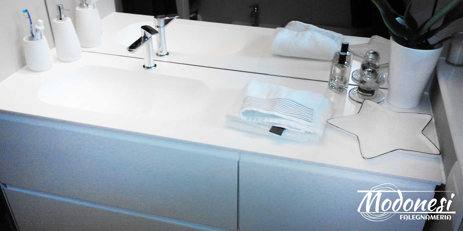 Mobile sospeso su misura per il bagno di una casa a Milano Mobile sospeso su misura per il bagno di una casa a Milano