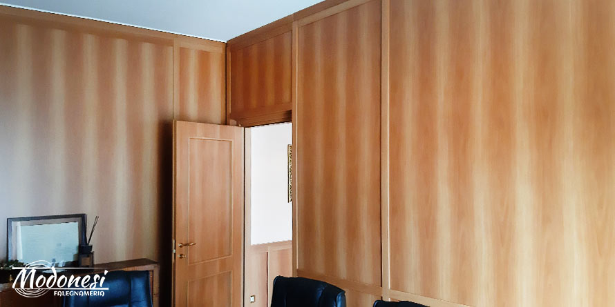 Boiserie in legno a tutta parete per un avvocato di Milano