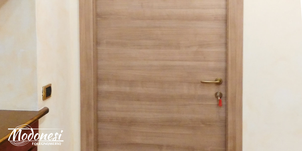 Porta su misura in legno per interni di un Hotel a Milano Porta su misura in legno per interni di un Hotel a Milano