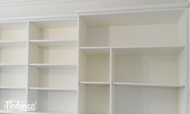 Libreria Boiserie Bianca Modificata In Appartamento A Milano Messa In Opera 04