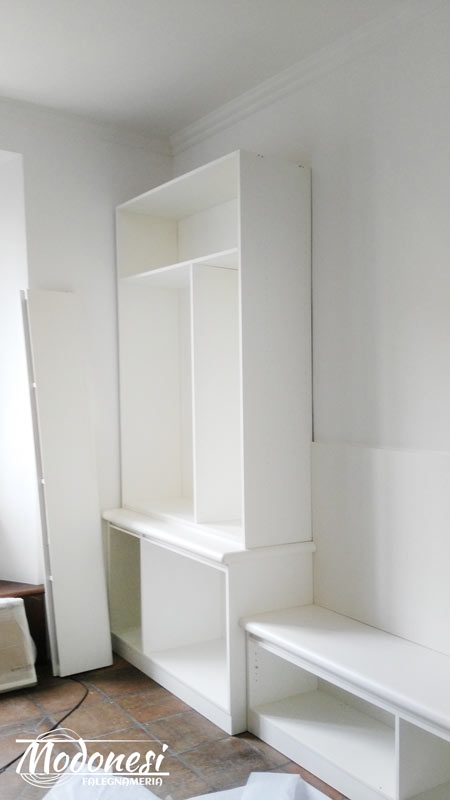 Libreria Boiserie Bianca Modificata In Appartamento A Milano Messa In Opera 08