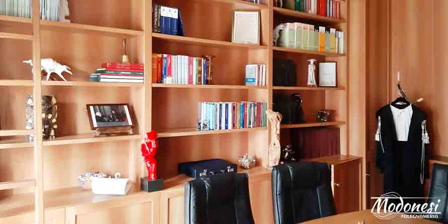 Libreria Boiserie su misura in legno per Avvocato di Milano