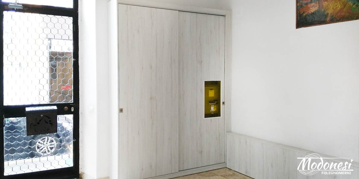 Mobile copri-contatori su misura per un condominio a Milano Mobile copri-contatori su misura per un condominio a Milano
