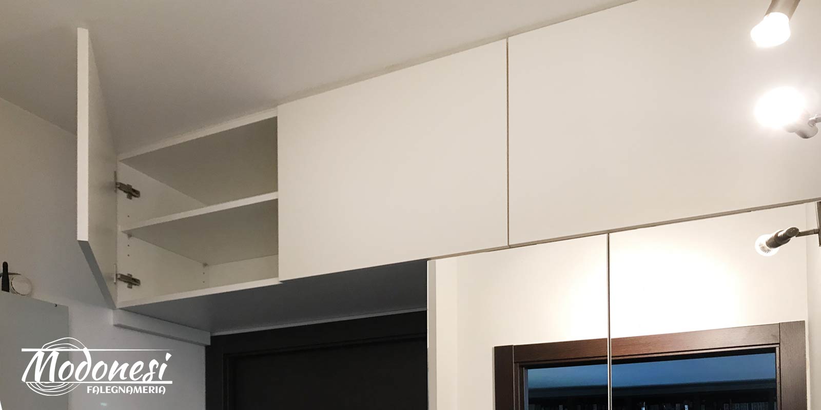 Scarpiera su misura con sopralzo per una casa a Milano Scarpiera su misura con sopralzo per una casa a Milano